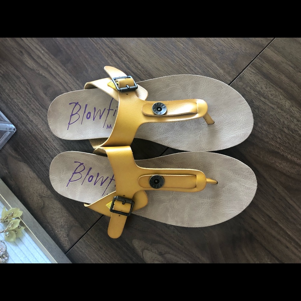 Blowfish flat yellow thong sandals